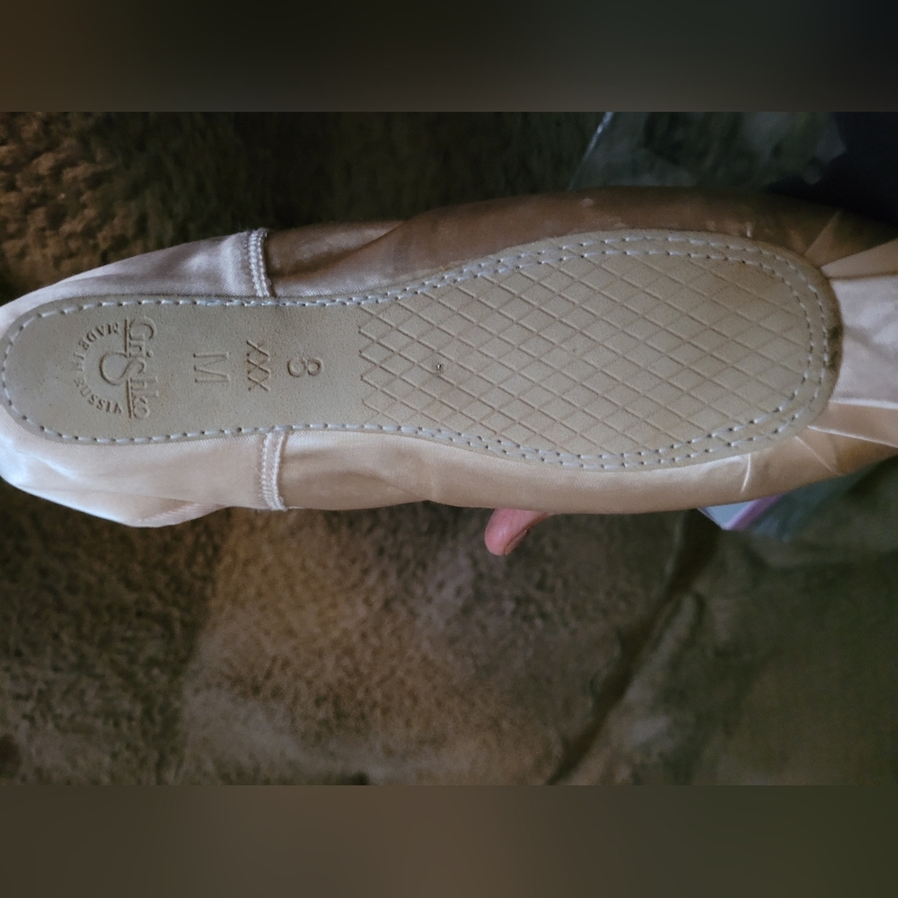 Pointe Shoes - Picture 2 of 5